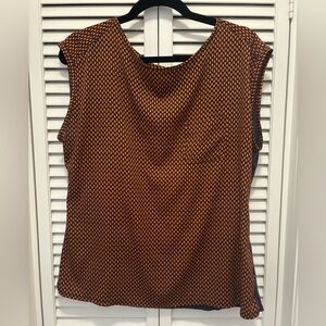 Comfortable and perfect for layering! Gap navy and orange top